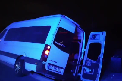 Minibüs yol kenarındaki yağmur suyu tahliye kanalına düştü