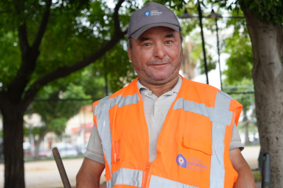 Temizlik işçisi reflektörlü yeleğini sallayıp kazaya giden ambulansa yol açtı