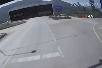 Belediye otobüsündeki kaza anı kameraya yansıdı