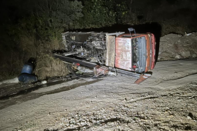 Bursa’da devrilen iş makinesinde sıkışan sürücü camdan çıkarıldı