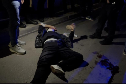 Kalabalık gruba laf attı, dayak yedi: Silahı çekip yanlışlıkla kendini vurdu