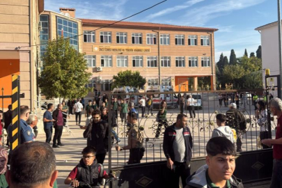 Veliler silah seslerinin yükseldiği okula akın etti