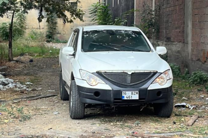 Kendini otomobile kilitleyen kadın ekiplere zor anlar yaşattı