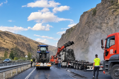 Hayvan Yemi Yüklü Tır Alevlere Teslim Oldu
