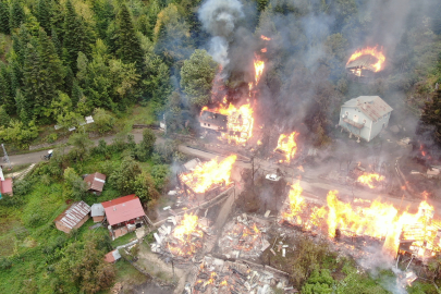 Kastamonu'da alev alev yanan köy havadan görüntülendi