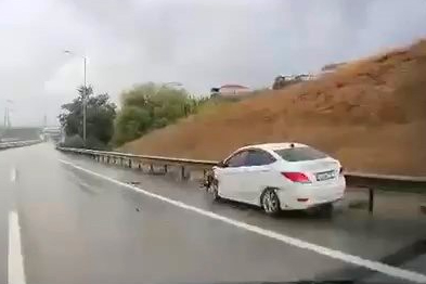 Yağışlı havaya aldırmadı, bariyerlere böyle girdi