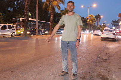 Açık otobüs kapısının bisikletliye çarptığı anlar güvenlik kamerasına yansıdı