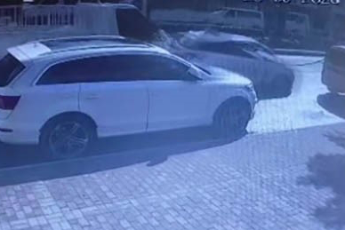 Kamyonetin, direksiyon eğitimi alan sürücünün kullandığı otomobile arkadan çarpma anı güvenlik kamerasına yansıdı