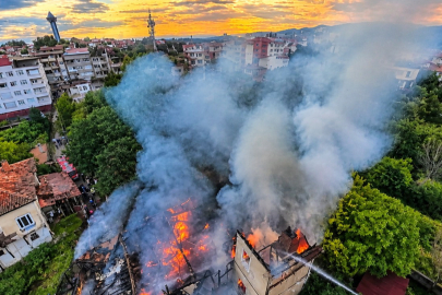 3 Katlı Ahşap Evde Çıkan Yangın Paniğe Neden Oldu