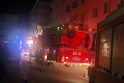 Erzurum'da gece yarısı apartman yangını: Mahsur kalanlar balkonlardan tahliye edildi