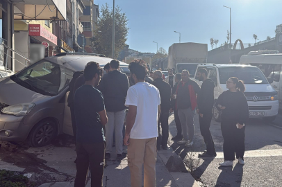 Caddeye çıkan hafif ticari araç ile servis aracı çarpıştı