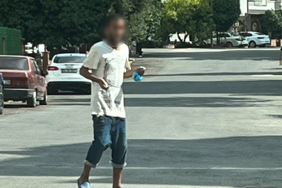 Adana'da şoke eden anlar: Kadının yolunu kesip para aldı