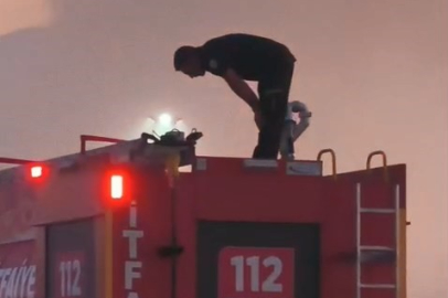 Yangına müdahalenin ardından, araç üzerinde namazını kıldı