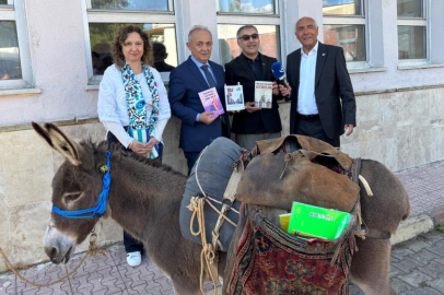 Eşeğiyle kitap taşıyor, köy çocuklarının hayallerine ışık oluyor