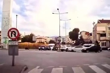 Hatalı dönüş yapan otomobil kazaya neden oldu