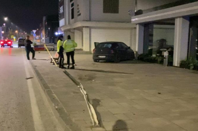 İnegöl’de kontrolden çıkan araç kaldırıma çıktı