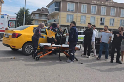 İnegöl'de taksi ile otomobil çarpıştı: 2 yaralı