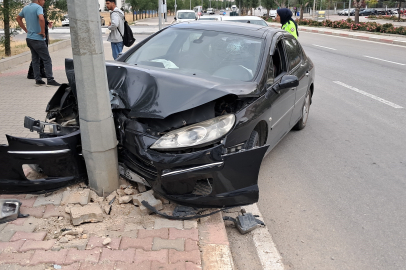 Otomobil Direğe Çarparak Durabildi...