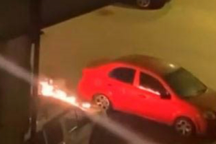 Aynı aileye ait başka bir oto galeride kundakçıların hedefi oldu: 10 milyon TL istendi