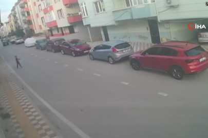 Aniden yola çıkan çocuğa motosiklet çarptı: Kaza anı kamerada