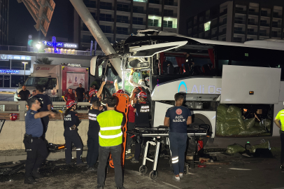 Adana'da Feci Kaza:11 Yaralı