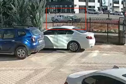 Otomobillerin çarpıştığı kaza kamerada