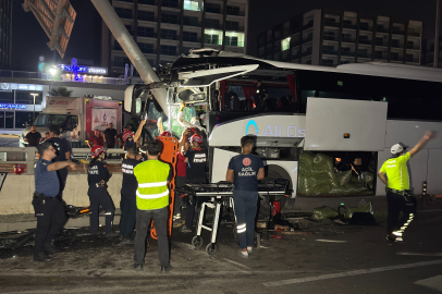 Yolcu otobüsü alt geçit duvarına çarptı: 11 yaralı
