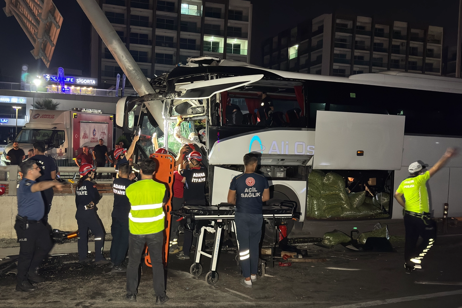 Yolcu otobüsü alt geçit duvarına çarptı: 11 yaralı