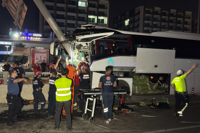 Yolcu otobüsü alt geçit duvarına çarptı: 11 yaralı