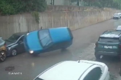 Bursa'da kontrolden çıkan otomobil park halindeki araca çarparak ters döndü: 3 yaralı