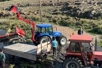 Dereye uçan traktör römorkunu çıkarmak için köylüler imece usulü seferber oldu