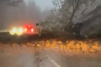Uludağ yolunda heyelan korkuttu