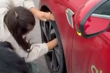 Yola atlayan kedi aracın tekerine sığındı