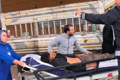 Kamyonetten düşen genç yaralandı