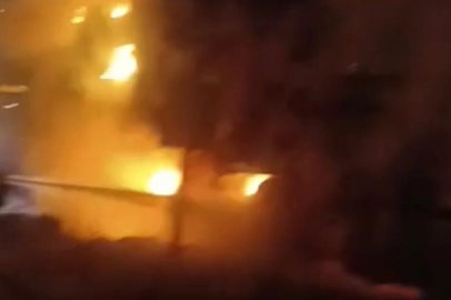 Uzun süren çalışmalar sonucu söndürülen yangında kamyonun kasası küle döndü