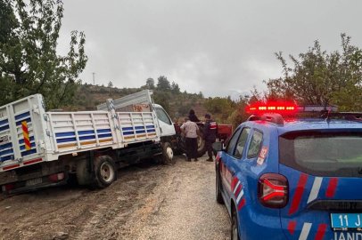 Çamura saplanan kamyonet sürücüsünün imdadına jandarma yetişti