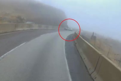 Seyir halindeki araç bir anda kayıp refüje çarptı