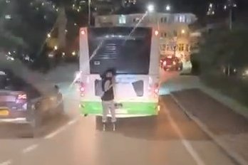 Otobüsün arkasına tutunarak patenle yolculuk etti