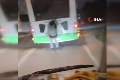 Otobüsün arkasına tutunarak patenle yolculuk etti