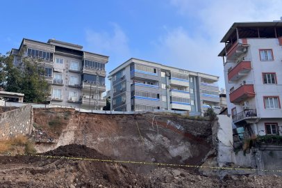 Kahramanmaraş'ta yol çöktü, 2 bina boşaltıldı