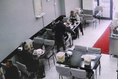 Nefes borusuna ekmek kaçan yaşlı adam, garsonun Heimlich manevrası ile kurtuldu