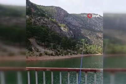 Deprem sırasında yamaçtan kopan kaya kütlesi böyle görüntülend