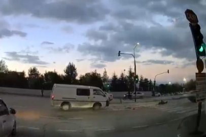 Kırmızı ışıkta geçen kamyonet motosiklete çarptı: Sürücü yerde sürüklendi