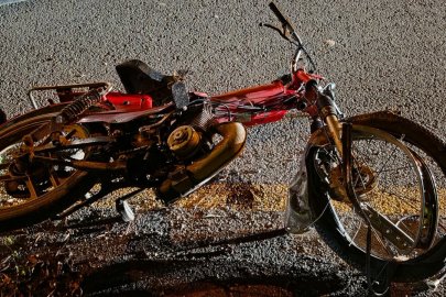 Sollama yapmak için karşı şeride geçen motosiklet sürücüsü hayatını kaybetti