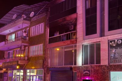 Yüzlerce kişi gece yarısı yanan binanın önünde toplanıp, evde mahsur kalan kişilerin kurtarılmasını bekledi