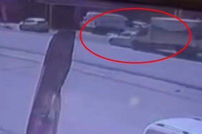 Kamyonet Otomobile Ok Gibi Saplandı...