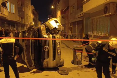 Elektrik panosuna çarpan minibüs devrildi, sürücü olay yerinden kaçtı