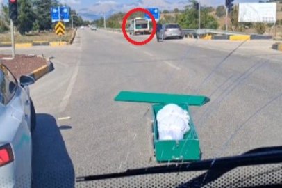 İçinde cenaze bulunan tabut, seyir halindeki cenaze nakil aracından yola düştü
