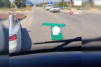 Seyir halindeki cenaze aracından içinde cenaze bulunan tabut yola düştü