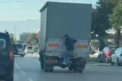 Bursa'da kamyonetin arkasına çıktı, canını hiçe saydı